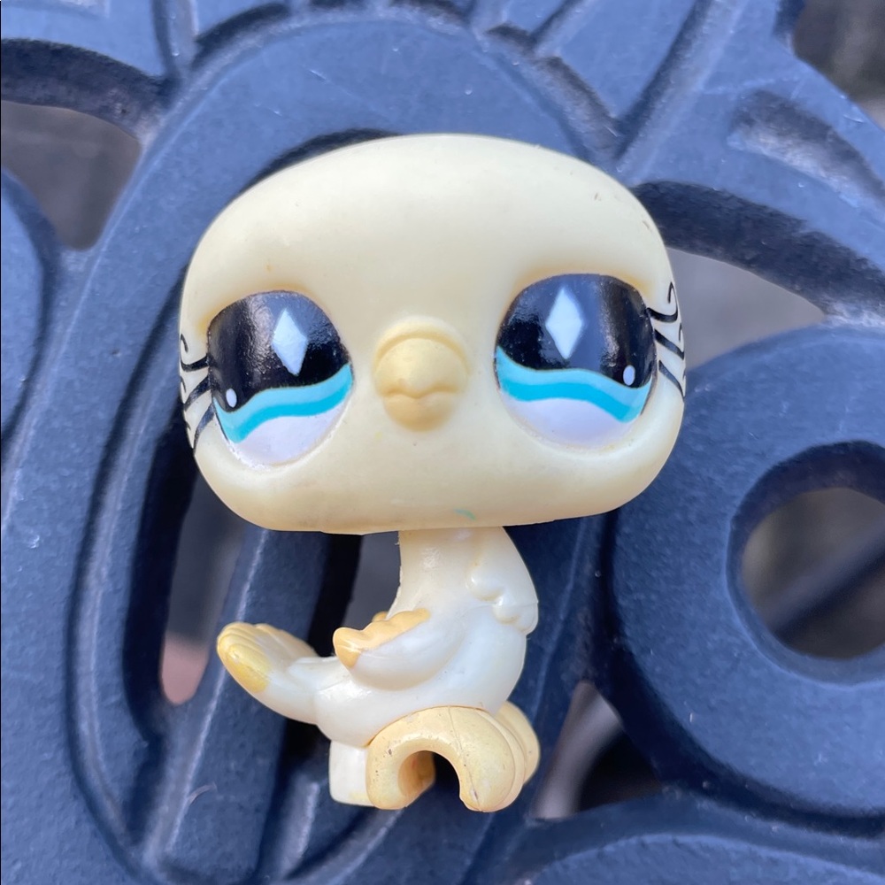 Littlest Pet Shop LPS Pigeon #512 Yellow with Aqua Diamond Eyes